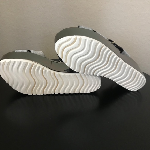 Stuart Weitzman Crosspath Pewter Glitterati  Platform Sandals .NWT.  Size 7N - Picture 6 of 9